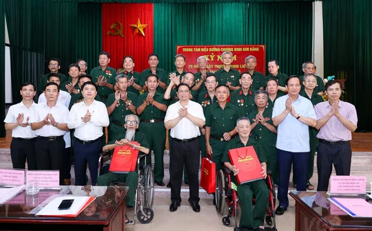 Thủ tướng thăm, tặng quà Mẹ VNAH, thương binh, bệnh binh, gia đình chính sách tại Hà Nam