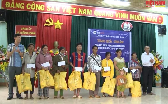 Điện lực Kon Tum tặng quà, tri ân nhân dịp 27/7