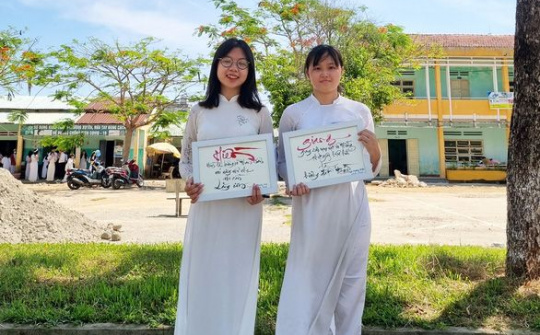 Nữ sinh đạt điểm 10 môn văn với 9 trang giấy tại hội đồng thi tỉnh Quảng Nam