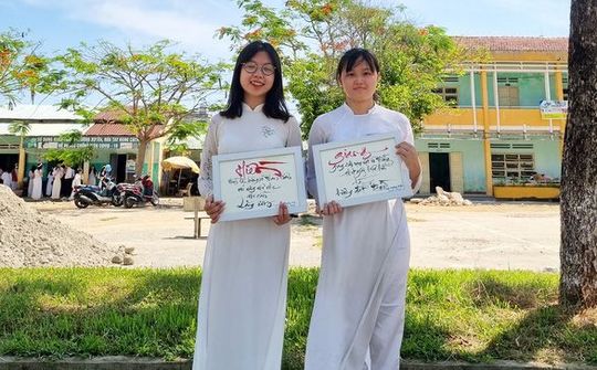 Nữ sinh đạt điểm 10 môn văn với 9 trang giấy tại hội đồng thi tỉnh Quảng Nam