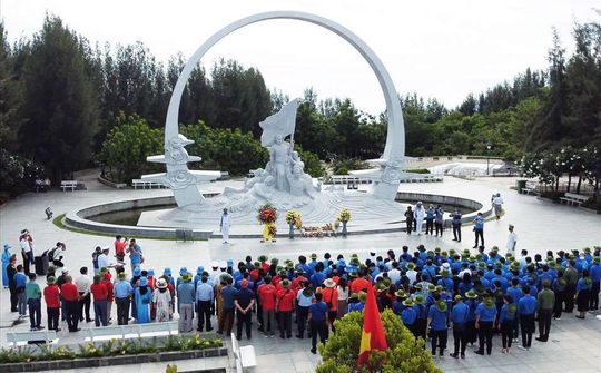 Tri ân anh linh các anh hùng liệt sĩ Gạc Ma