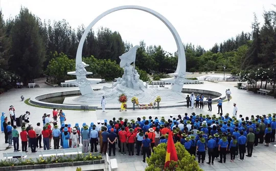 Tri ân anh linh các anh hùng liệt sĩ Gạc Ma
