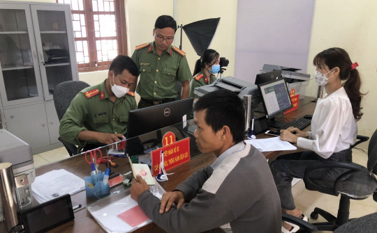 Công an Đắk Nông: Quyết liệt "đợt thi đua 90 ngày đêm" cấp hộ chiếu mẫu mới