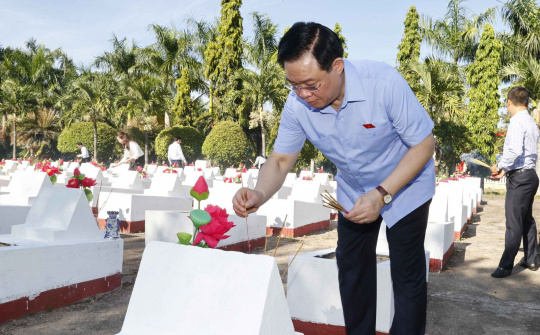 Chủ tịch Quốc hội dâng hương, tưởng niệm các Anh hùng Liệt sĩ tại Nghĩa trang TP Quảng Ngãi