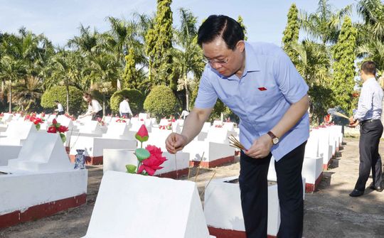 Chủ tịch Quốc hội dâng hương, tưởng niệm các Anh hùng Liệt sĩ tại Nghĩa trang TP Quảng Ngãi