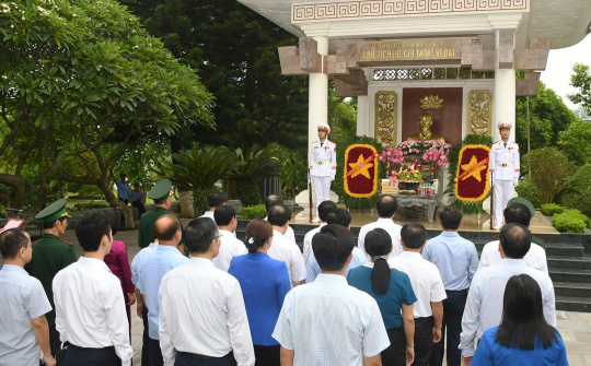 Đoàn đại biểu tỉnh Lào Cai dâng hương Chủ tịch Hồ Chí Minh và các anh hùng, liệt sĩ