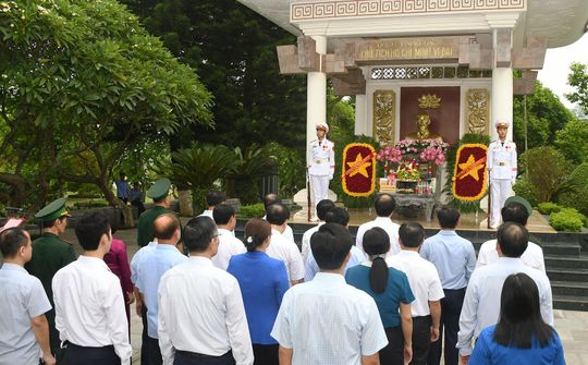 Đoàn đại biểu tỉnh Lào Cai dâng hương Chủ tịch Hồ Chí Minh và các anh hùng, liệt sĩ