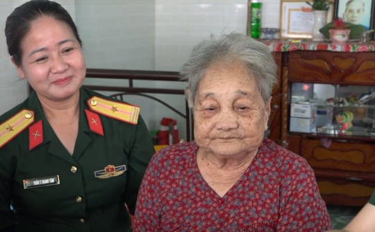 BTL Quân khu 7 thăm, tặng quà gia đình chính sách tại huyện Đức Huệ, Đức Hòa