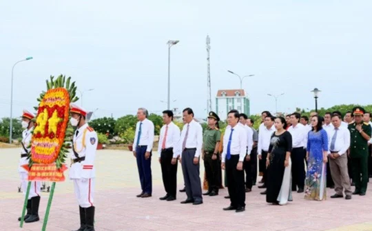 Ninh Thuận: Trang trọng Lễ viếng, dâng hương tri ân các anh hùng liệt sĩ