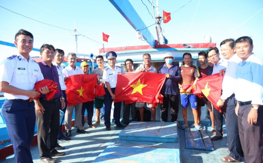 Bộ Tư lệnh Cảnh sát biển Vùng 3 đồng hành với ngư dân huyện đảo Phú Quý