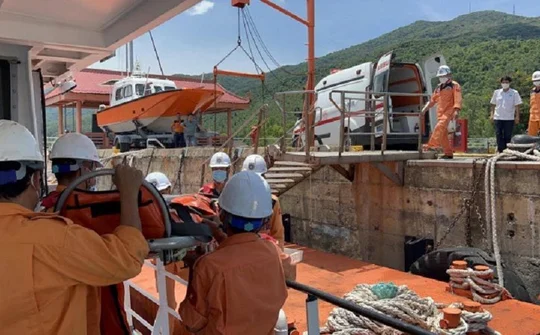 Cứu kịp thời hai người bị tai nạn lao động nguy kịch trên biển