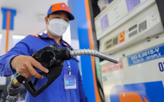 Giá xăng giảm lần thứ tư liên tiếp