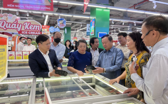 Đoàn đại biểu cấp cao thủ đô Viêng Chăn thăm và làm việc tại siêu thị WinMart Smart City