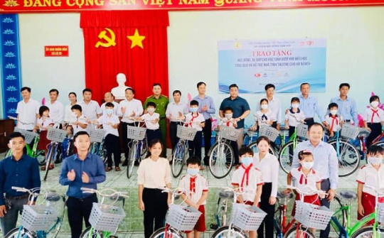 Hội Doanh nhân trẻ Đồng Nai cùng Tập đoàn BĐS 939 tặng quà cho học sinh nghèo và hộ nghèo