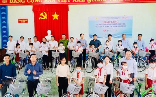 Hội Doanh nhân trẻ Đồng Nai cùng Tập đoàn BĐS 939 tặng quà cho học sinh nghèo và hộ nghèo