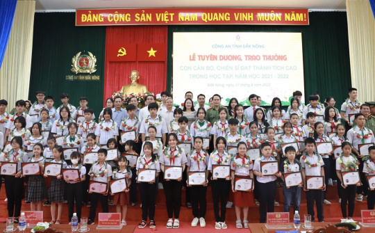 Công an Đắk Nông tuyên dương, trao thưởng con CBCS đạt thành tích cao trong năm học 2021- 2022