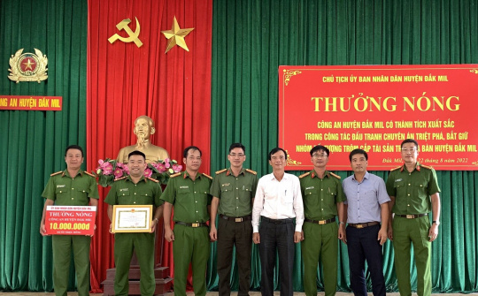 Khen thưởng nóng Công an huyện Đắk Mil triệt phá nhóm trộm cắp tài sản chuyên nghiệp