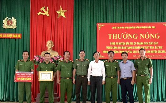 Khen thưởng nóng Công an huyện Đắk Mil triệt phá nhóm trộm cắp tài sản chuyên nghiệp