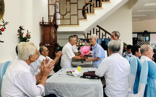 Những môn sinh hiếu đạo họp lớp tưởng nhớ thầy