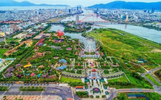 Vươn lên từ bàn tay, khối óc, khung trời, cửa biển của mình