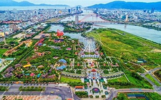 Vươn lên từ bàn tay, khối óc, khung trời, cửa biển của mình