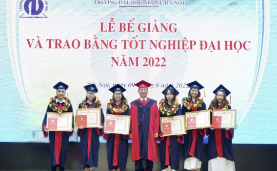 Trường Đại học Nội vụ Hà Nội trao bằng tốt nghiệp cho gần 700 tân cử nhân