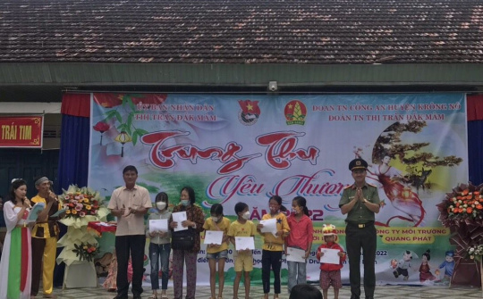 Công an Đắk Nông mang niềm vui Trung thu đến với các cháu thiếu nhi