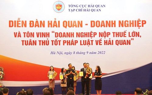 Tập đoàn Hoa Sen là doanh nghiệp tư nhân Việt Nam duy nhất được tôn vinh “Doanh nghiệp nộp thuế lớn, tuân thủ tốt pháp luật về hải quan”