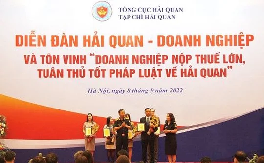 Tập đoàn Hoa Sen là doanh nghiệp tư nhân Việt Nam duy nhất được tôn vinh “Doanh nghiệp nộp thuế lớn, tuân thủ tốt pháp luật về hải quan”
