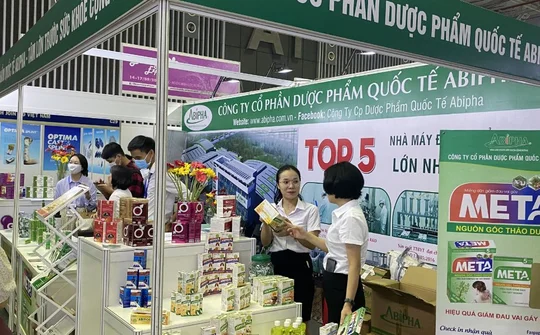 Hàng nghìn khách hàng ghé thăm gian hàng Abipha check in nhận quà