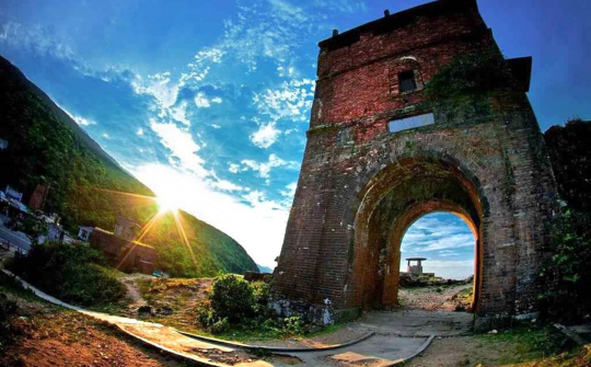 Đà Nẵng: Lãnh đạo thành phố dâng hương Kỷ niệm 70 năm chiến thắng Đồn Nhất và Hải Vân Quan