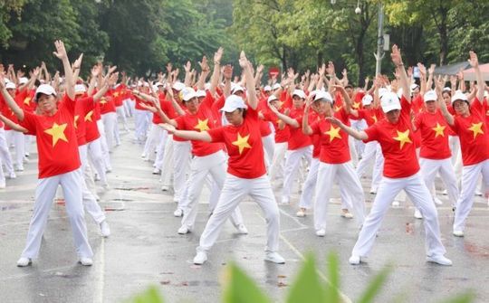 Ấn tượng chương trình đồng diễn của người cao tuổi Hà Nội đồng hành cùng Vinamilk