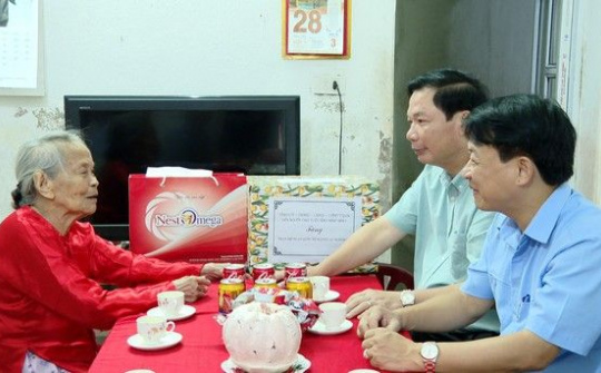 Ninh Bình: Thăm tặng quà nhân Ngày Quốc tế Người cao tuổi