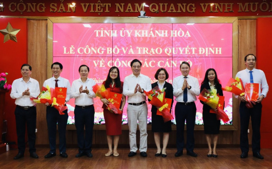 Khánh Hòa: Công bố và trao quyết định về công tác nhân sự