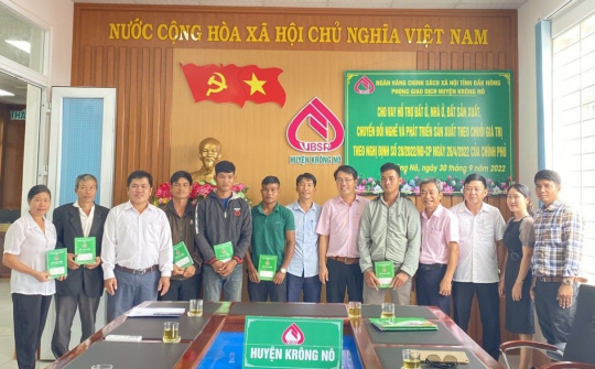 Ngân hàng CSXH huyện Krông Nô giải ngân hỗ trợ theo Nghị định 28/2022/NĐ-CP