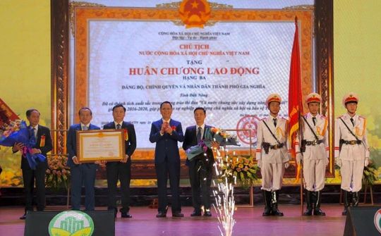 Thành phố Gia Nghĩa đón nhận Huân chương Lao động hạng Ba