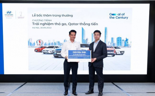 3 khách hàng lái thử xe Hyundai trúng cặp vé xem World Cup 2022