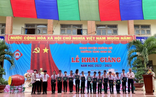 Ngân hàng CSXH huyện Krông Nô, Đắk Nông tặng quà học sinh có hoàn cảnh khó khăn