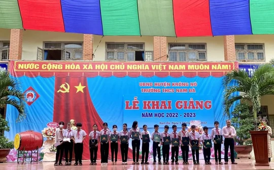 Ngân hàng CSXH huyện Krông Nô, Đắk Nông tặng quà học sinh có hoàn cảnh khó khăn