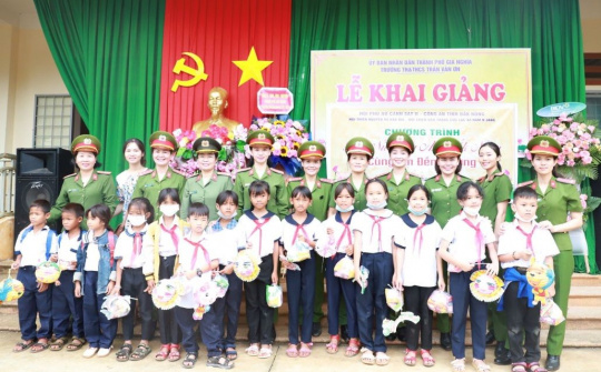 Công an Đắk Nông trao tặng nhiều phần quà cho các em học sinh nhân dịp khai giảng năm học mới