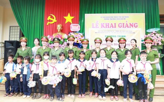 Công an Đắk Nông trao tặng nhiều phần quà cho các em học sinh nhân dịp khai giảng năm học mới