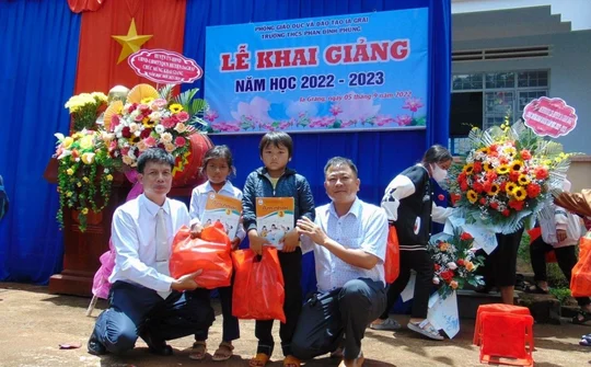 Gia Lai: Lễ khai giảng đặc biệt với Trung thu yêu thương tại trường THCS Phan Đình Phùng
