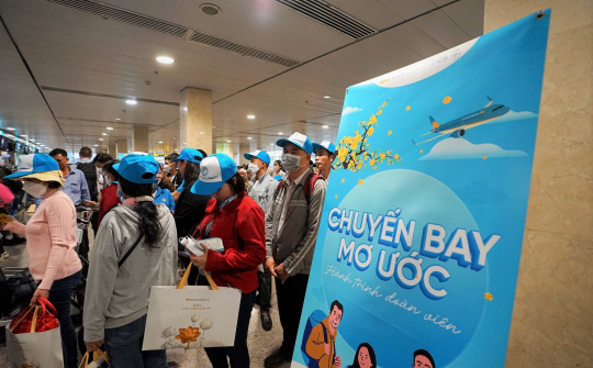 Vietnam Airlines đưa hơn 100 người lao động nghèo về quê đón Tết miễn phí