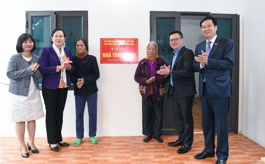 Báo Nhân Dân trao tặng 5 nhà tình nghĩa cho nạn nhân chất độc da cam huyện Bình Lục, Hà Nam