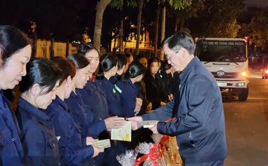 Đắk Lắk: Bí thư Tỉnh ủy thăm hỏi, động viên công nhân vệ sinh môi trường đêm 30 Tết