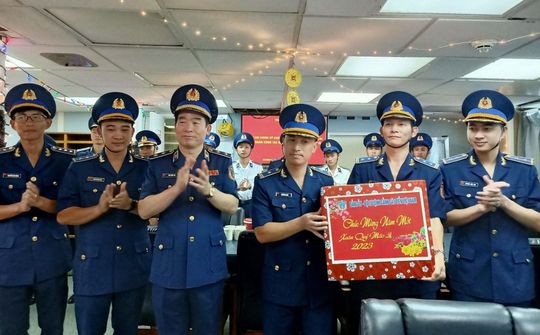 Chính ủy Cảnh sát biển thăm và chúc tết Hải đoàn 32
