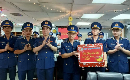 Chính ủy Cảnh sát biển thăm và chúc tết Hải đoàn 32