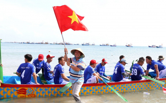 Ninh Thuận: Sôi nổi Lễ hội đua thuyền rồng truyền thống đầu Xuân Quý Mão 2023