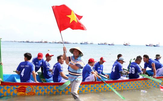Ninh Thuận: Sôi nổi Lễ hội đua thuyền rồng truyền thống đầu Xuân Quý Mão 2023