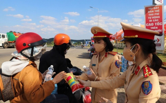 Đắk Nông: Cảnh sát giao thông hỗ trợ người dân quay lại các tỉnh phía Nam làm việc an toàn